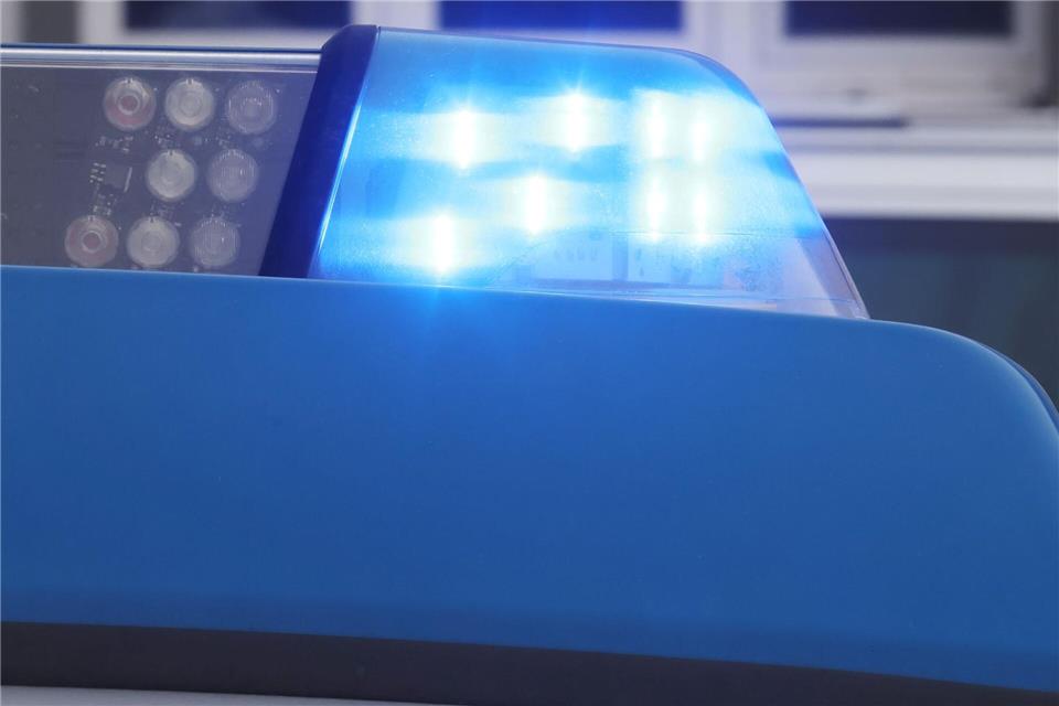 Nach der ärztlichen Versorgung konnten die Polizisten das Krankenhaus wieder verlassen. (Symbolbild)Bodo Schackow/dpa