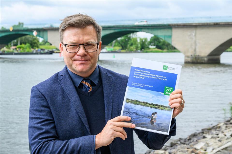 Nach der beispiellosen Umweltkatastrophe in der Oder im Sommer 2022 haben Wissenschaftler die Ursachen erforscht - jetzt nahm Bundesumweltminister Carsten Schneider direkt an dem Grenzfluss den Abschlussbericht entgegen. Patrick Pleul/dpa