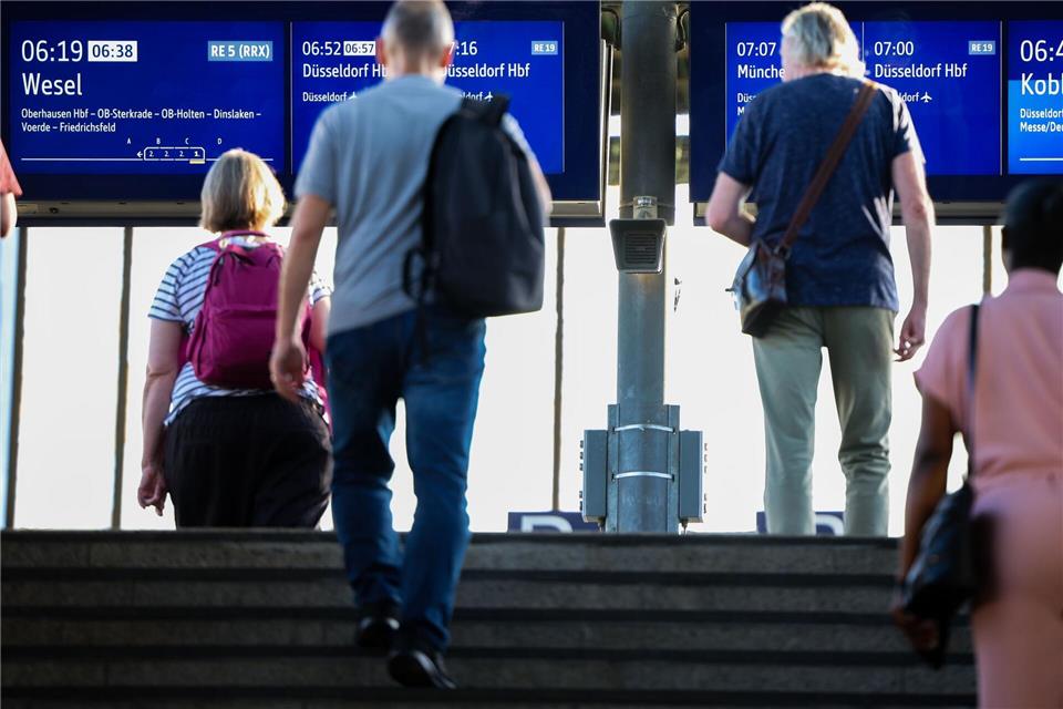 Nach der bundesweiten Bahnstörung in der Nacht läuft der Verkehr in Nordrhein-Westfalen wieder weitgehend normal an.Christoph Reichwein/dpa
