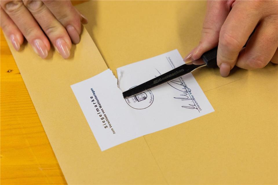 Nach der ersten Auszählung am Wahlabend wurden die Stimmzettel versiegelt, für die Neuauszählung wurden die Siegel nun gebrochen. Rolf Vennenbernd/dpa