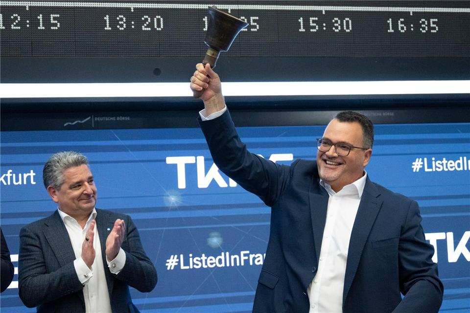 Nach der ersten Börsennotierung von TKMS wird die Glocke geschwungen.Boris Roessler/dpa