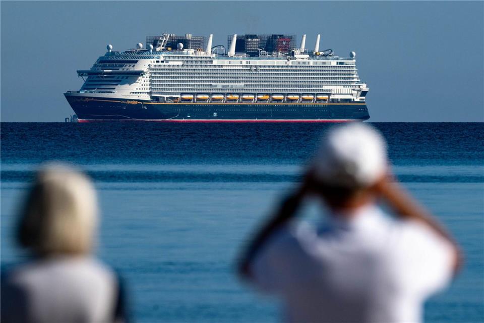 Nach der ersten Seereise nähert sich das Kreuzfahrtschiff „Disney Adventure“ dem Hafen Mukran auf Rügen. Stefan Sauer/dpa