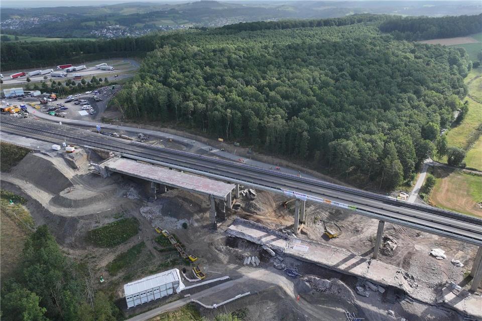 Nach der ersten Sprengung: Links zu sehen sind die vier Säulen mit der Fahrbahnplatte darauf, die außerplanmäßig stehen geblieben sind.  Berthold Stamm/dpa