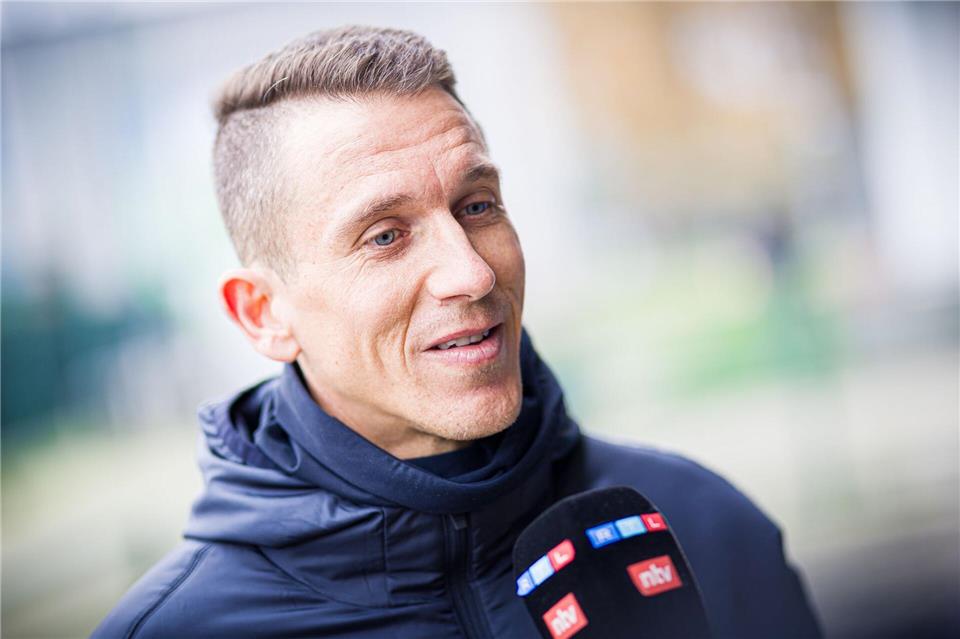 Nach der ersten Übungseinheit stellte er sich den Medien: Wolfsburg Interimstrainer Daniel Bauer. Moritz Frankenberg/dpa