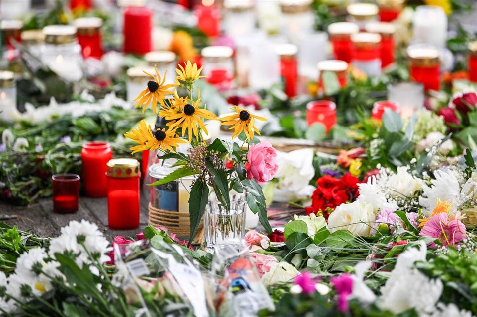 Nach der gewaltsamen Tat an einer Schule in Gosen-Neu Zittau in Brandenburg wird um die zwei Toten getrauert.Britta Pedersen/dpa