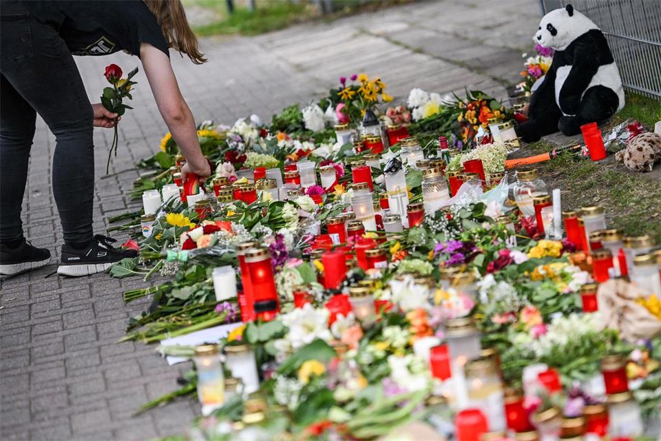 Nach der gewaltsamen Tat mit zwei Toten an einer Schule in Gosen-Neu Zittau in Brandenburg ist eine Andacht geplant.Britta Pedersen/dpa