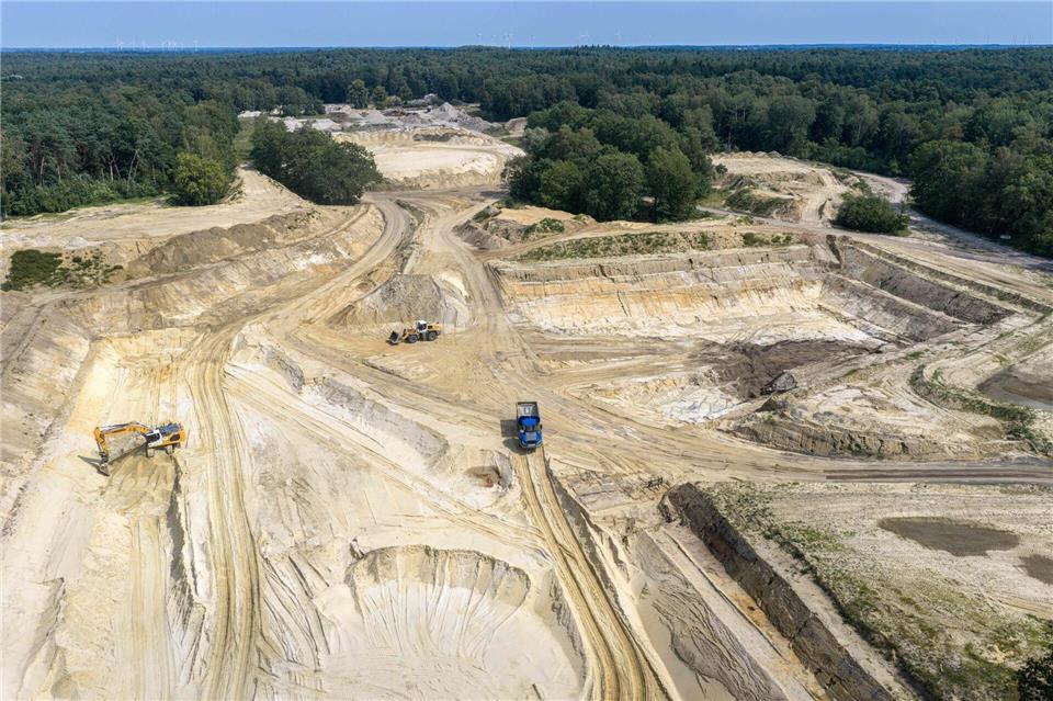 Nach der jahrzehntelangen Nutzung sind Boden und Grundwasser erheblich verunreinigt. Sina Schuldt/dpa