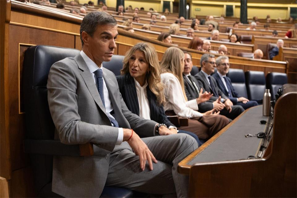 Nach der krachenden Niederlage seiner Dekrete zur Wohnungspolitik hat Spaniens linker Regierungschef Pedro Sánchez (l) die Notbremse gezogen und Neuwahlen angekündigt. (Archivbild)Eduardo Parra/EUROPA PRESS/dpa