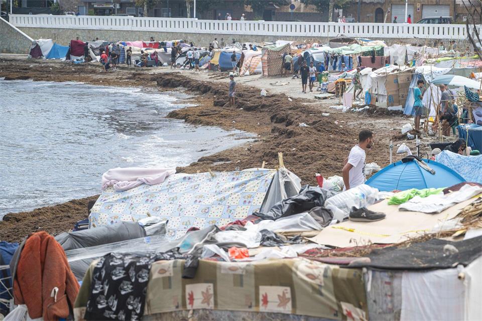 Nach der massenhaften Ankunft hatten Tausende rund eineinhalb Monate unter schwierigen Bedingungen auf der Straße oder am Strand verbracht.Marcos Moreno/EUROPA PRESS/dpa