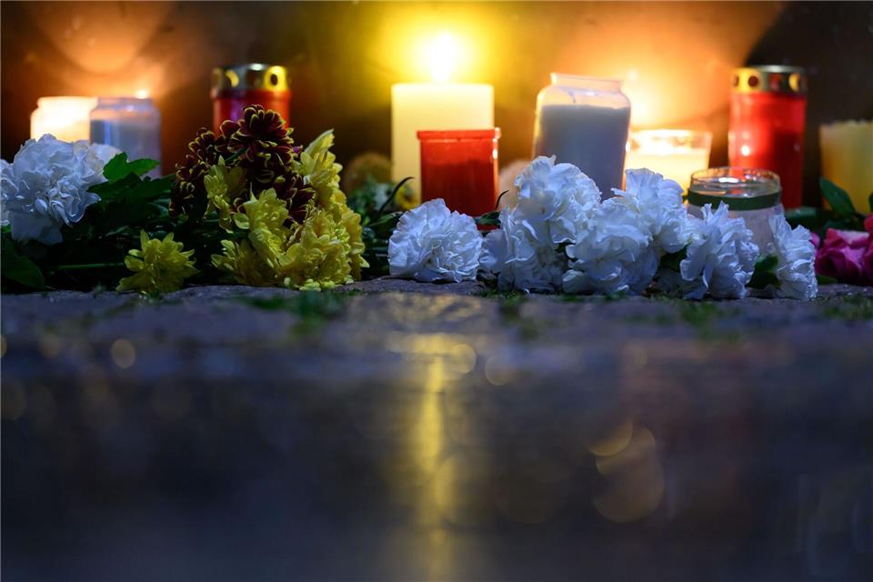 Nach der mutmaßlichen Amokfahrt im Zentrum Leipzigs legen Passanten Kerzen und Blumen nieder. Hendrik Schmidt/dpa