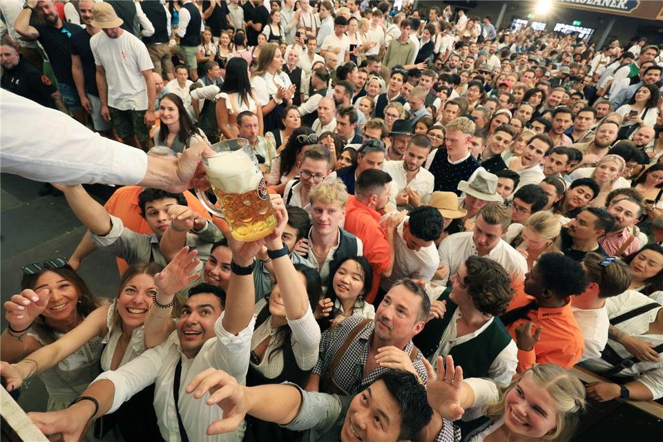 190. Oktoberfest: „Gegen die Krisen der Welt“ Nach der offiziellen Eröffnung fließt das Bier auf dem Oktoberfest.Karl-Josef Hildenbrand/dpa