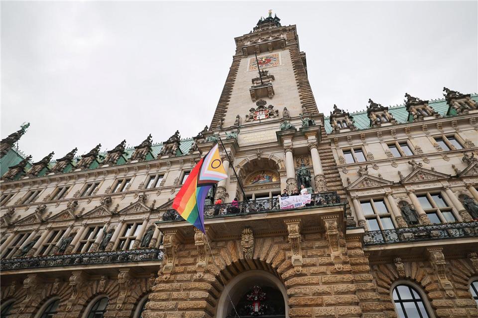 Nach der tödlichen Attacke am Rande des Berliner CSD ruft Hamburg Pride zur Demo auf. (Archivbild)Christian Charisius/dpa