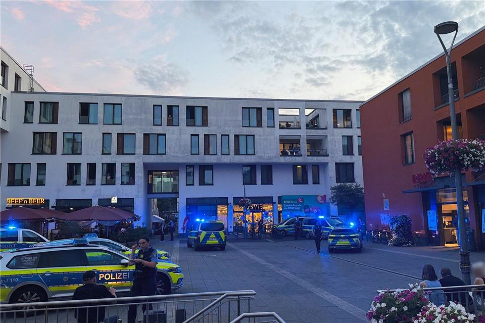Nach der tödlichen Attacke gegen eine Frau in Kelkheim nahe Frankfurt laufen die Ermittlungen auf Hochtouren.Mike Seeboth/dpa