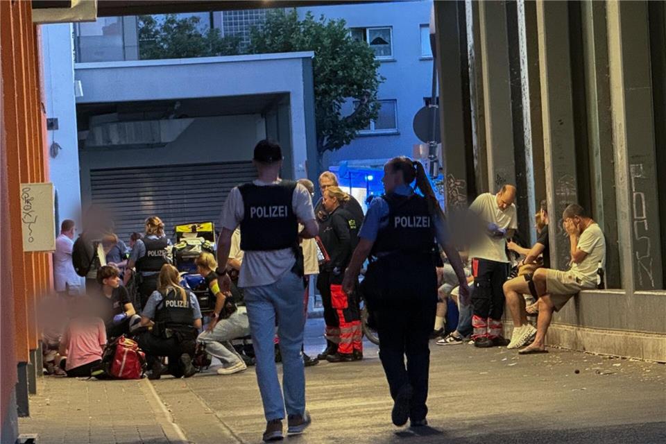 Nach der tödlichen Attacke in Kelkheim versorgen Mitarbeiter von Polizei, Rettungsdiensten und Seelsorge die Augenzeugen.Mike Seeboth/dpa