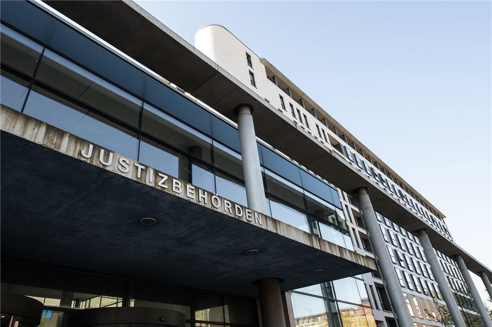 Nach der tödlichen Attacke mit einem Küchenmesser auf seinen Stiefvater bleibt ein 33-Jähriger dauerhaft im psychiatrischen Krankenhaus. (Symbolfoto)Swen Pförtner/dpa