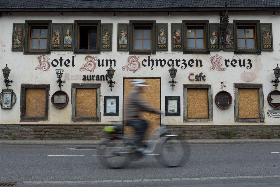 Nach der verheerenden Flutkatastrophe im Ahrtal im Juli 2021 sind in vielen Ortschaften noch immer Wiederaufbauarbeiten im Gange. (Archivbild)Boris Roessler/dpa