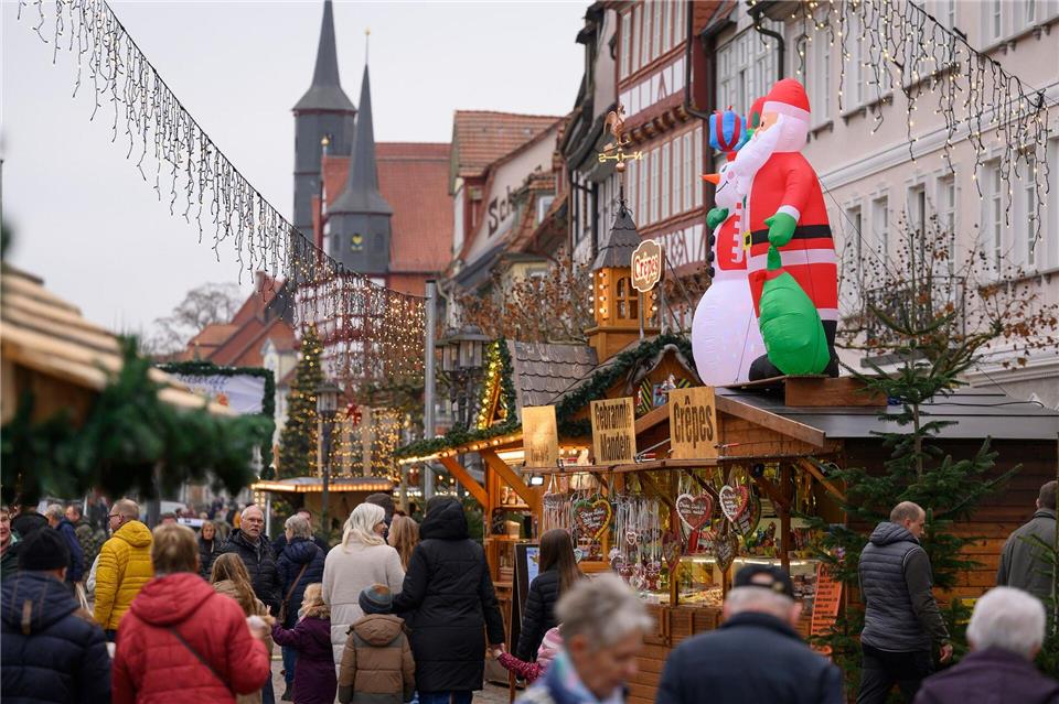 Nach der zeitweisen Räumung ging das Treiben auf dem Weihnachtsmarkt weiter.Swen Pförtner/dpa