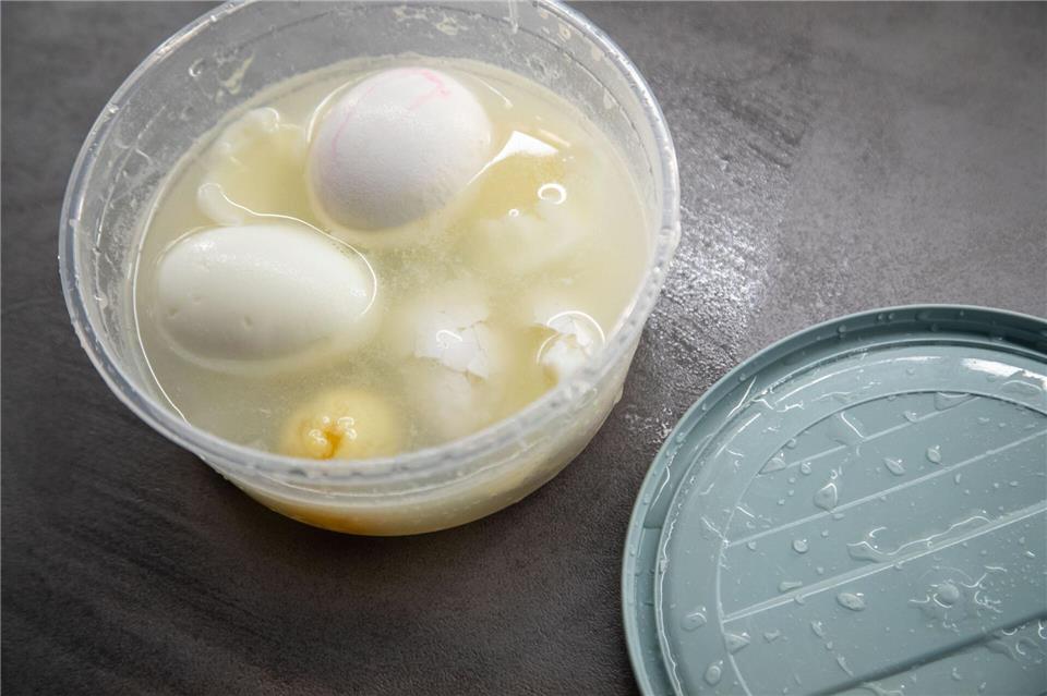 Nach der zweiten Runde: Hier wurde zu lang geschüttelt - ein Ei ging kaputt.Christin Klose/dpa-tmn