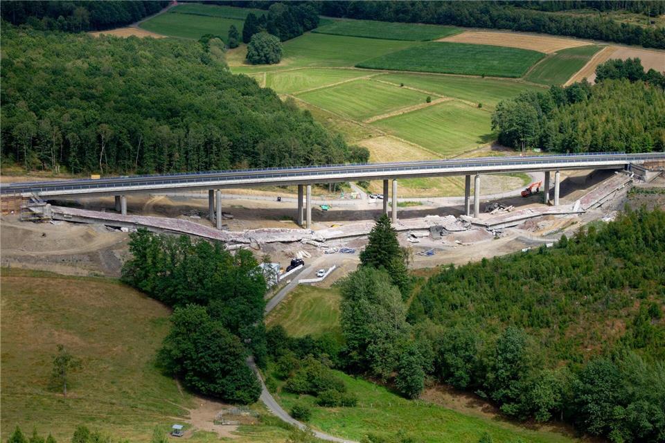 Nach der zweiten Sprengung war die eine Brücke komplett zerstört, der Verkehr auf der anderen Brücke daneben wurde wieder freigegeben.Henning Kaiser/dpa