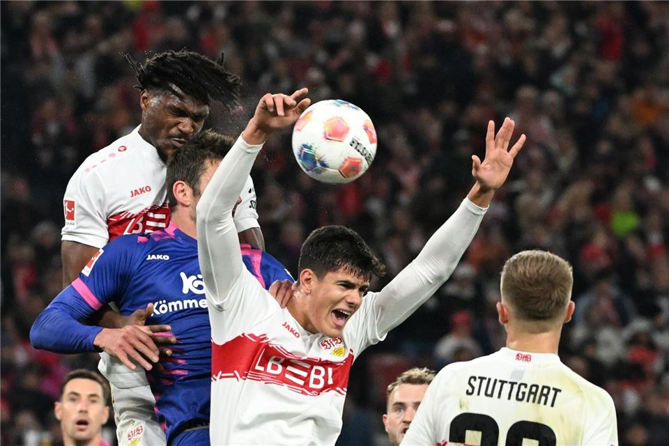 Nach medizinischem Notfall: VfB bezwingt Mainz mit 2:1  Nach dieser Szene gab es Strafstoß für Mainz.Marijan Murat/dpa
