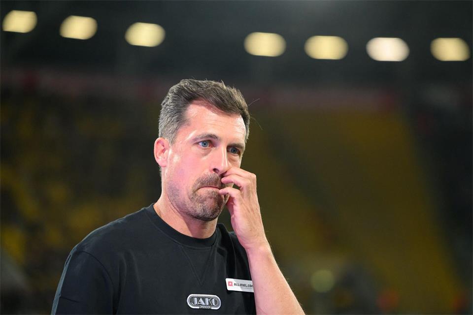 Nach drei Niederlagen in der 2. Bundesliga ist Trainer Thomas Stamm nachdenklich.Robert Michael/dpa