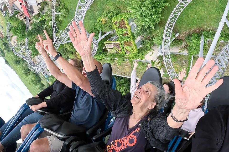 Nach eigenen Angaben helfe Ursula Dees (85) das Achterbahnfahren gegen die Rückenschmerzen.--/dpa