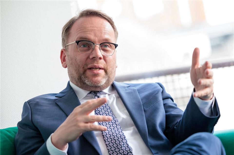 Nach eigenen Worten macht Wissenschaftsminister es auch Timon Gremmels (SPD) „keinen Spaß, mit weniger Geld auskommen zu müssen“ (Archivbild).Jörg Halisch/dpa