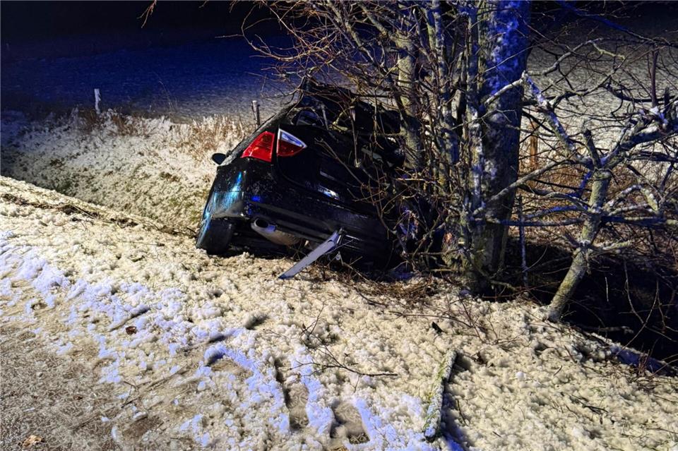 Nach einem Alleinunfall war eine Person in diesem Fahrzeug eingeklemmt, konnte aber vor Eintreffen der Feuerwehr befreit werden.