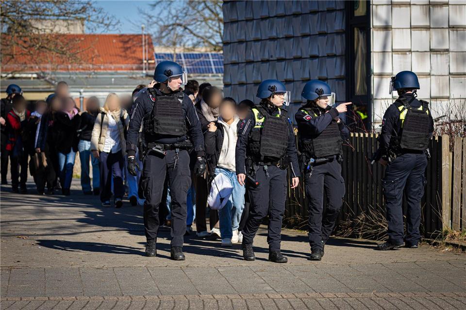 Entwarnung nach Amokalarm an Braunschweiger Gymnasium Nach einem Amok-Alarm an einer Braunschweiger Schule werden Schülerinnen und Schüler evakuiert. Moritz Frankenberg/dpa