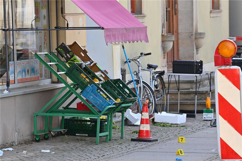 Nach einem Angriff auf dem Marktplatz in Haldensleben läuft ein Polizeieinsatz.Klaus-Dietmar Gabbert/dpa