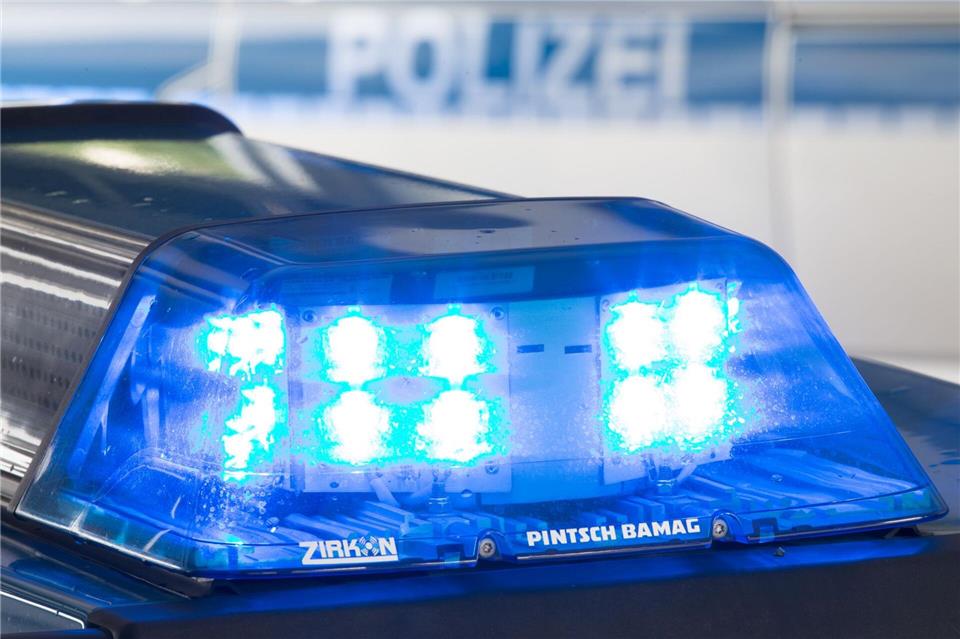 Nach einem Angriff auf einen Schüler am Zaun eines Sportgeländes fahndet die Polizei nach den flüchtigen Tätern. (Symbolbild)Friso Gentsch/dpa