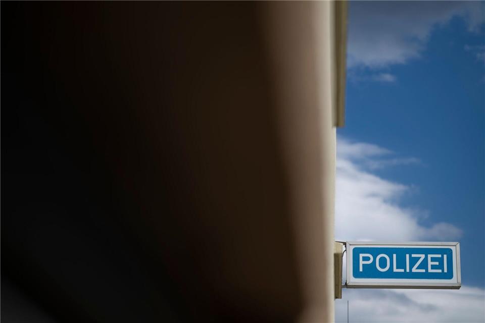 Nach einem Angriff auf seine Ehefrau sitzt ein 53-Jähriger in Untersuchungshaft. (Symbolbild)Marijan Murat/dpa