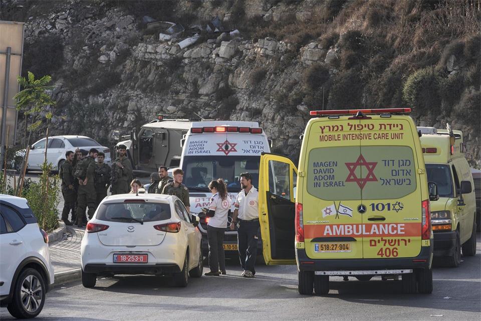 Nach einem Angriff im Westjordanland bereitet Israel eine mögliche Abriegelung des Palästinensergebietes vor.Mahmoud Illean/AP/dpa