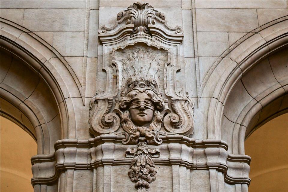 Nach einem Angriff mit einem Beil auf ihren schlafenden Ehemann steht eine 72-Jährige wegen versuchten Mordes vor Gericht. (Symbolbild)Jens Kalaene/dpa