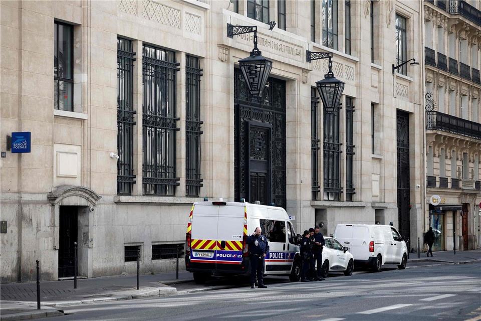 Nach einem Anschlagsversuch auf eine US-Bank in Paris ermittelt die Anti-Terrorstaatsanwaltschaft.Sebastien Dupuy/AFP/dpa