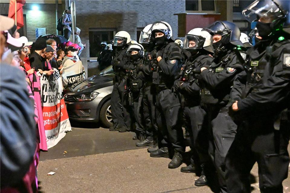 Nach einem Anti-Kriegs-Marsch am vergangenen Samstag machen sich Polizei und Demonstranten gegenseitig Vorwürfe. (Archivbild)Henning Kaiser/dpa