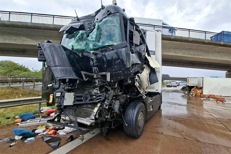 Nach einem Auffahrunfall am Stauende auf der A1 bei Stuhr liegt ein Lkw-Anhänger quer über alle Fahrsteifen, die Autobahn ist in Richtung Osnabrück voll gesperrt.Kai Moorschlatt/dpa