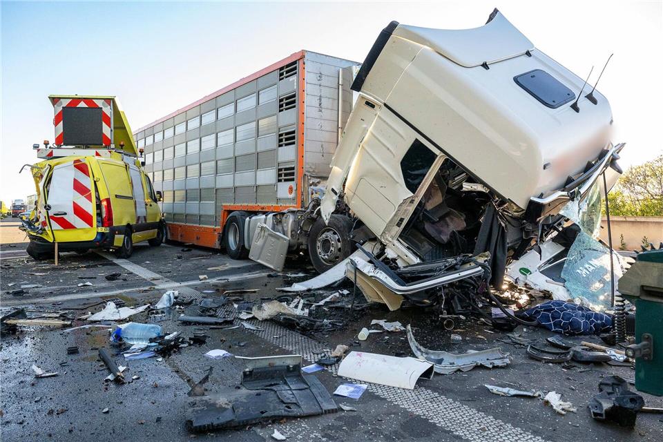 Nach einem Auffahrunfall auf der A9 bei Bad Dürrenberg ist die Fahrtrichtung Berlin gesperrt. Erik-Holm Langhof/EHL Media/dpa