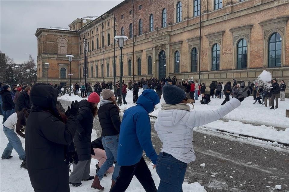 Nach einem Aufruf in den Sozialen Medien haben sich mehrere Hundert Menschen an einer Schneeballschlacht beteiligt. Theo Miess/dpa