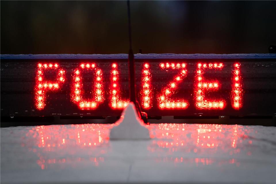 Nach einem Autounfall mit Flucht der Insassen finden Polizisten eine Penis-Attrappe. (Symbolbild)Soeren Stache/dpa