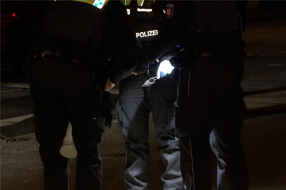 Nach einem Autounfall soll ein Mann einen anderen Unfallbeteiligten mit einem Messer angegriffen haben.News5 / Sebastian Peters/NEWS5/dpa