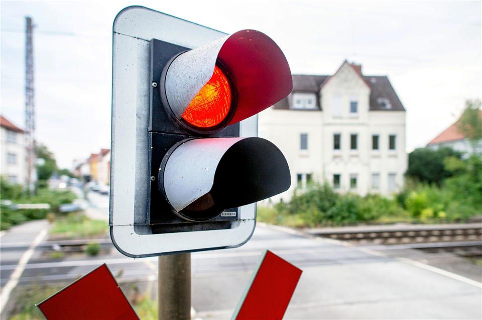 Nach einem Blitzeinschlag bleiben die Schranken an einem Bahnübergang erstmal geschlossen. (Symbolbild)Hauke-Christian Dittrich/dpa