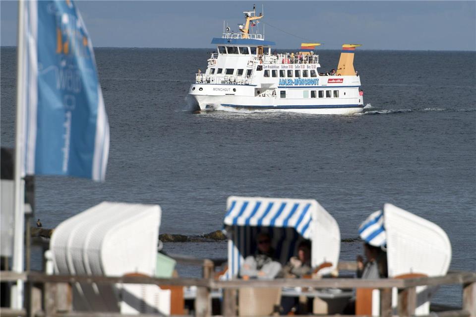 Nach einem Brand an Bord ist das Fahrgastschiff „Mönchgut“ vorläufig stillgelegt und zu einer Werft gebracht worden. (Archivbild)Stefan Sauer/dpa-Zentralbild/ZB