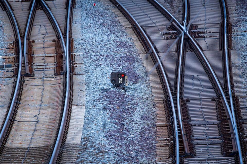 Nach einem Brand an einem Stellwerk in Lehrte ist der Bahnverkehr zwischen Hannover und Berlin eingeschränkt. (Symbolbild)Jens Büttner/dpa