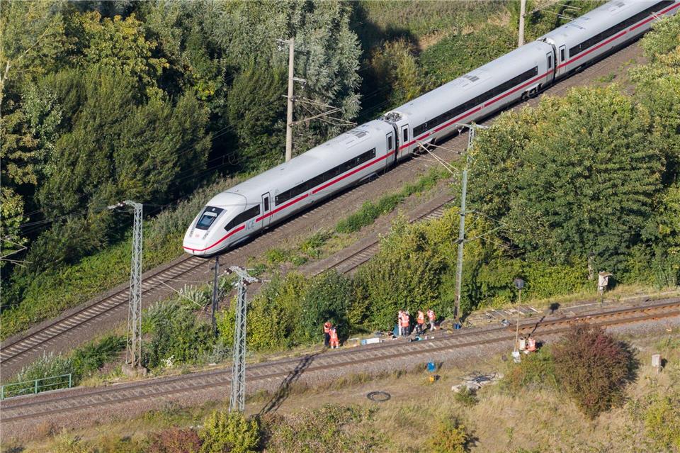 Nach einem Brand an einem Stellwerk müssen Bahnreisende zwischen Hannover und Berlin weiter mit Verspätungen und Ausfällen rechnen.Julian Stratenschulte/dpa