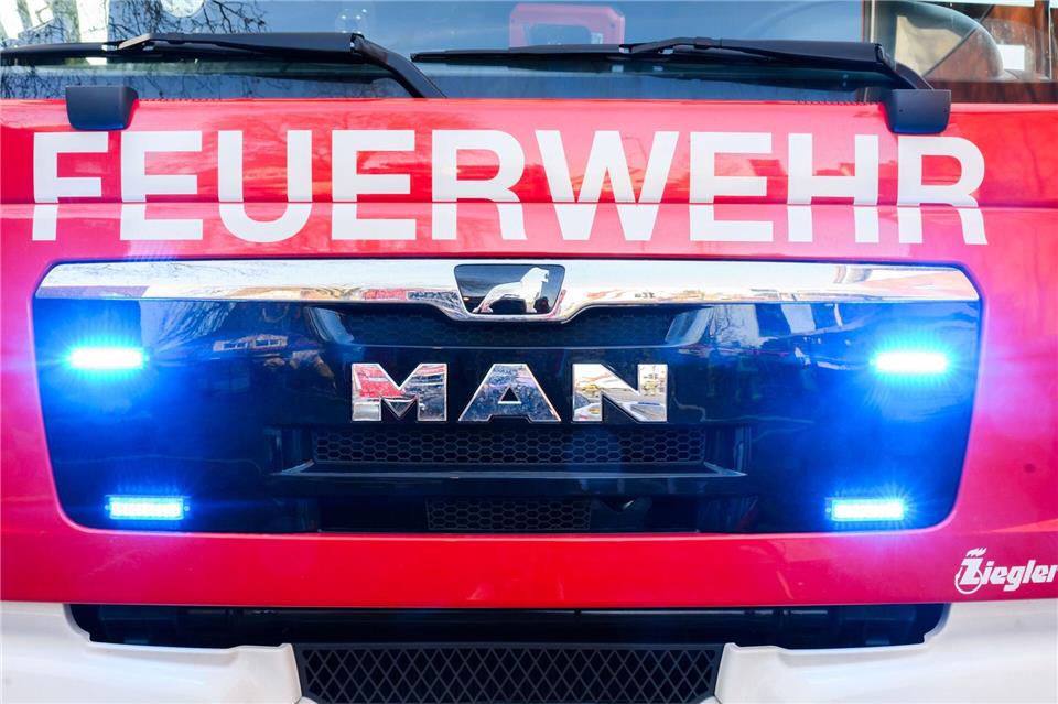 Nach einem Brand im Landkreis Regensburg ist das Wohnhaus vorerst unbewohnbar. (Symbolbild)Julian Stratenschulte/dpa