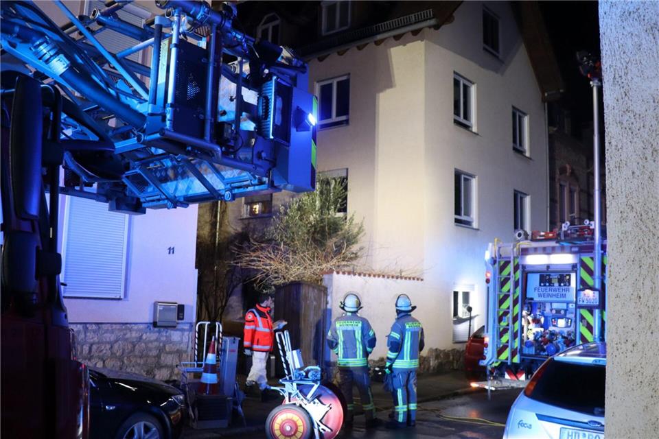 Nach einem Brand in Weinheim (Rhein-Neckar-Kreis) holt die Feuerwehr eine tote Frau aus einem Wohngebäude.Rene Priebe/dpa