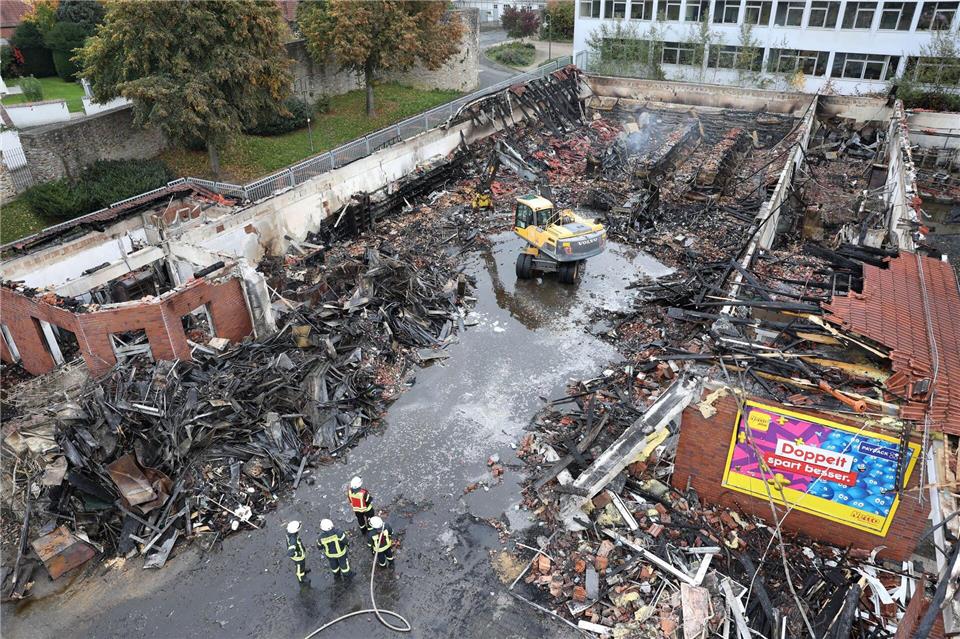 Nach einem Brand in einem Supermarkt in Osterode bleibt nur noch eine Ruine übrig.Stefan Rampfel/Stefan Rampfel/dpa/dpa