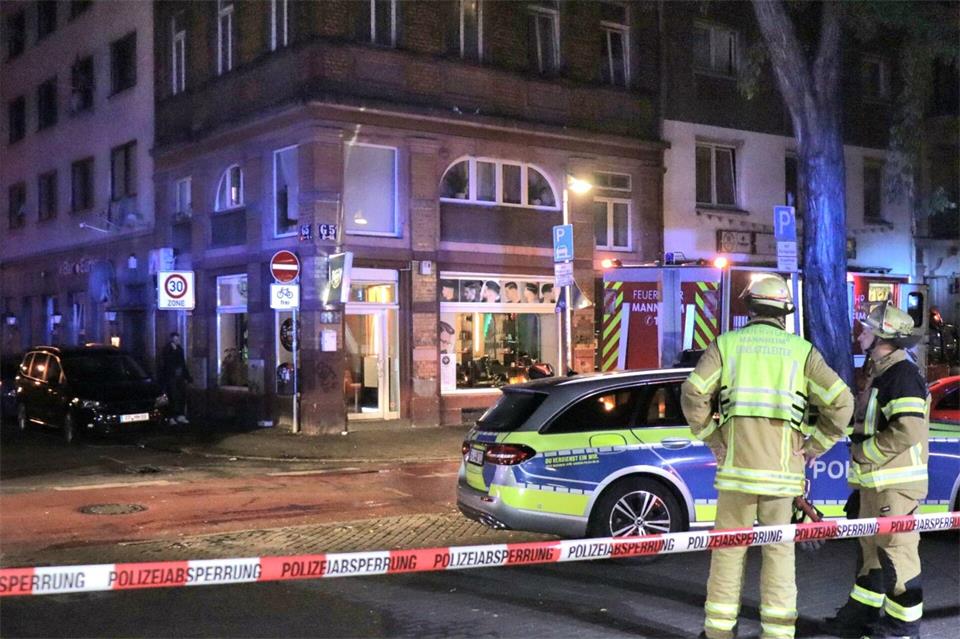 Nach einem Brand in einer Gaststätte in der Mannheimer Innenstadt ist eine tote Frau gefunden worden. Rene Priebe/dpa