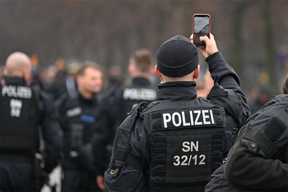 Nach einem Cyberangriff auf einen von der Landespolizei genutzten Server im Sommer 2025 waren die Dienst-Smartphones der rund 6.000 Polizisten in MV eingezogen worden. (Symbolbild)Jennifer Brückner/dpa